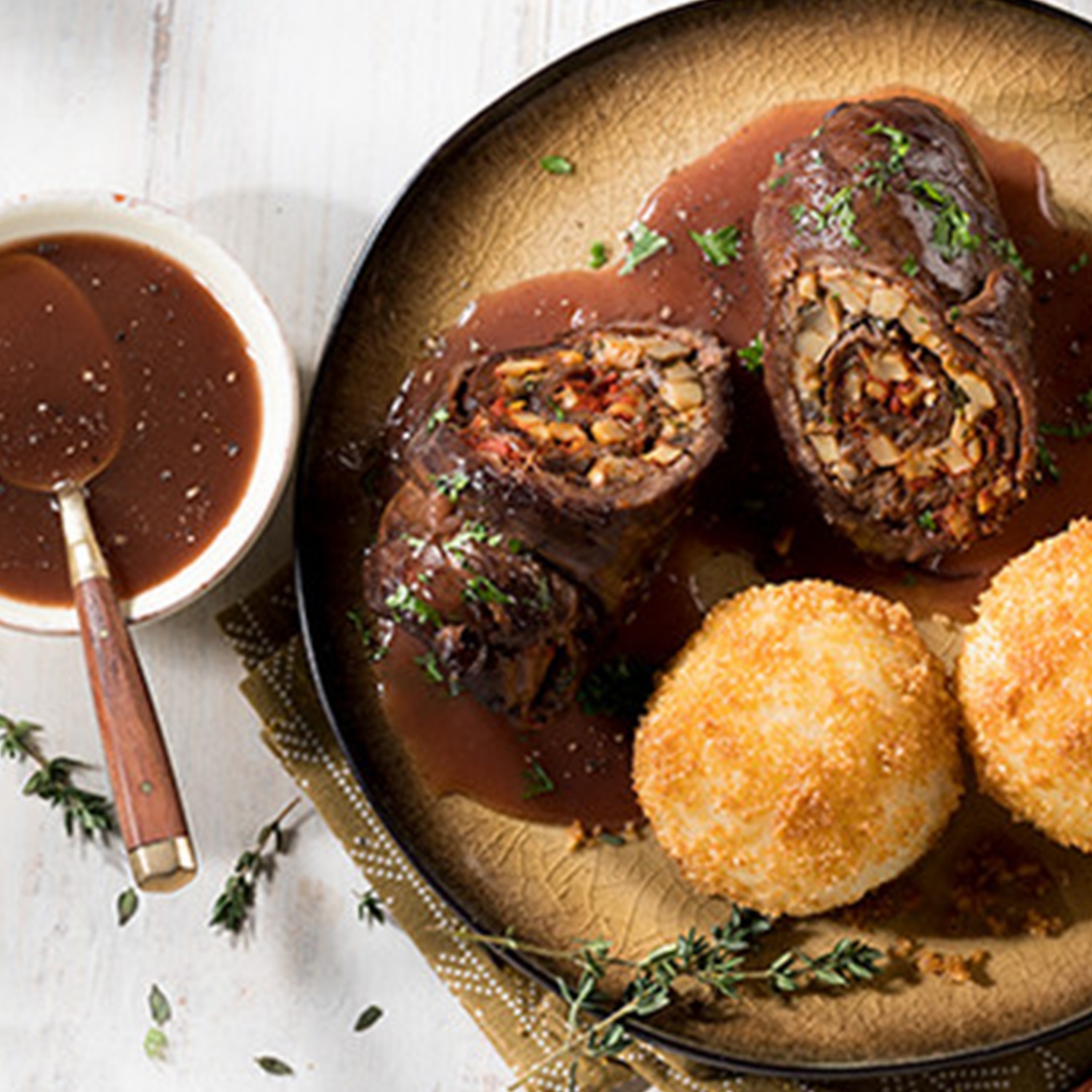 Geschmorte Rinderroulade mit Champignonfüllung, Portweinsauce und ...