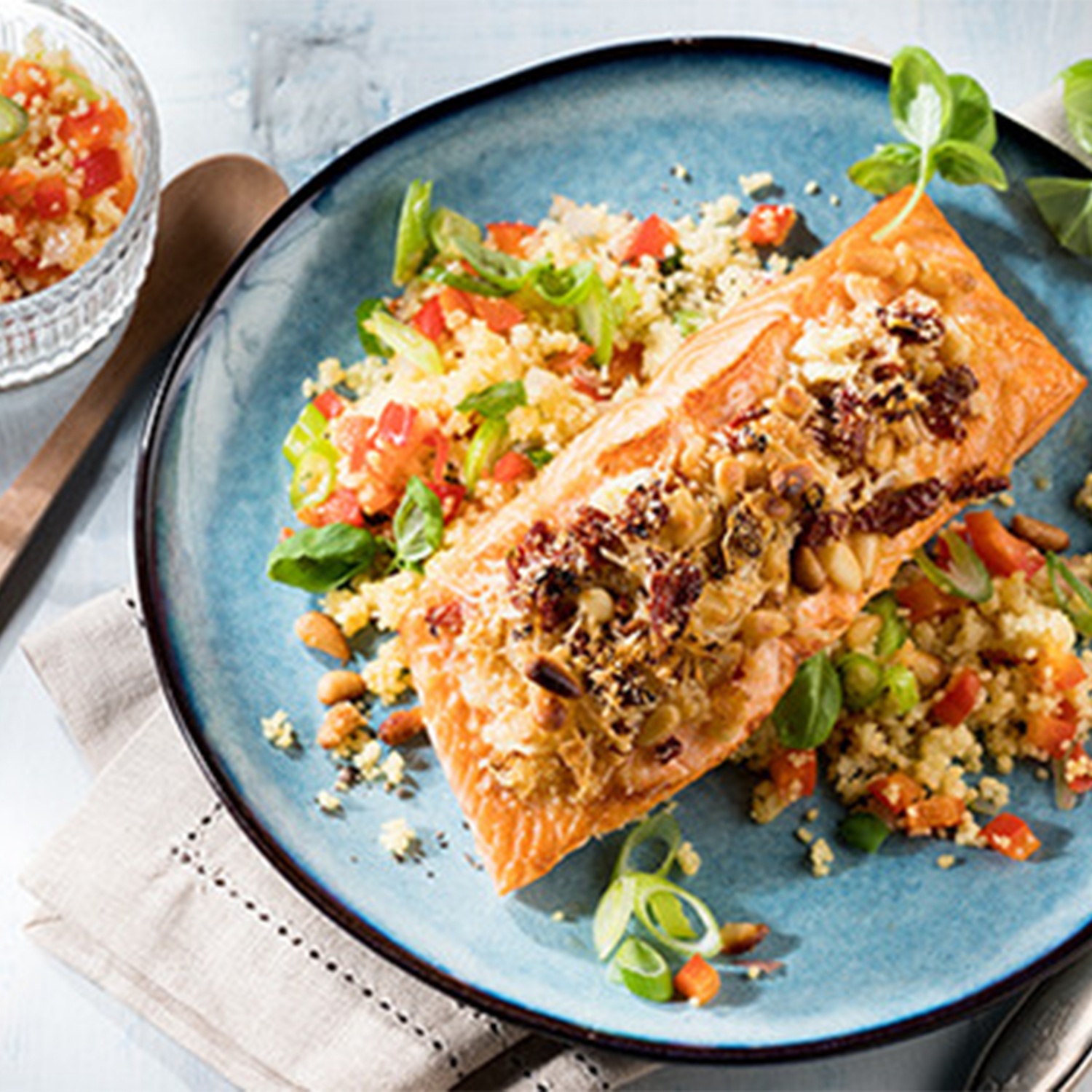 Lachsfilet Mit Pinienkern Parmesan Kruste Und Couscous Paprika Gemuse Aldi Rezeptwelt