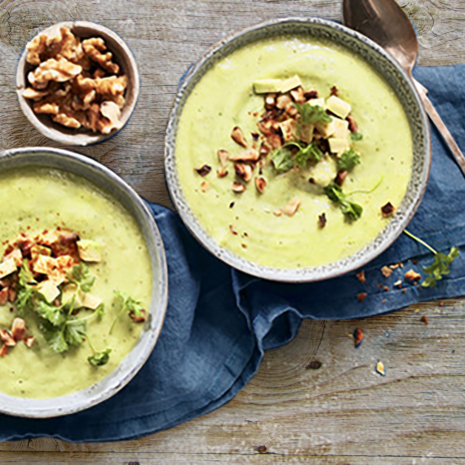 One Pot Avocado-Gurken-Gazpacho mit gerösteten Walnüssen | ALDI Rezeptwelt