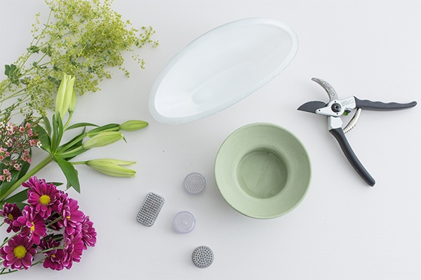 Material für ein DIY Ikebana wie Schale, Äste und Blumenschere 