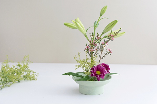 Japanisches Blumenarrangement mit Schnittblumen 