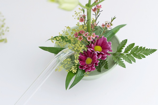 Blumenarrangement mit drei Ebenen