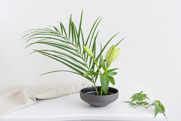 Blumenarrangement mit weißen Lilien