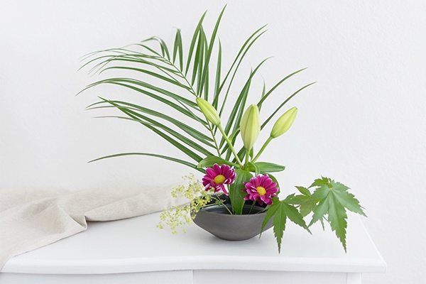 Blumenarrangement in verschiedenen Höhen