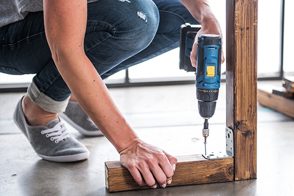 Holzstangen mit einem Winkel verschrauben