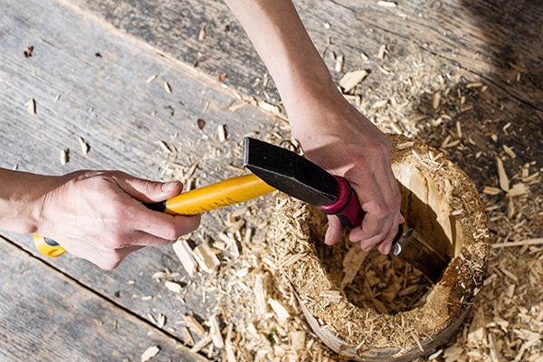 Stamm aushöhlen und so Platz für die Dekoration schaffen