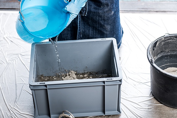 Beton für den selbstgemachten Pflanzentopf mischen