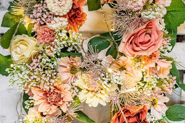 Blumiger Dekobuchstabe für einen schönen Papierschriftzug