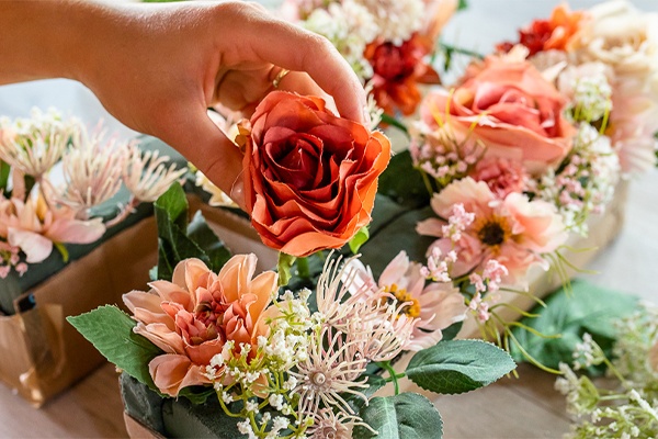 Unterschiedliche Schnittblumen als DIY Dekobuchstabe zurechtsetzen