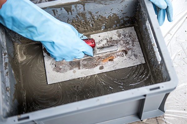 Beton für die DIY-Pflanzentöpfe platt drücken 