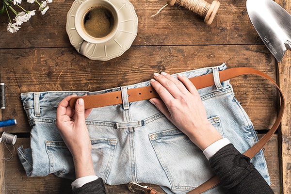 Schürze mit einem Gürtel durchziehen