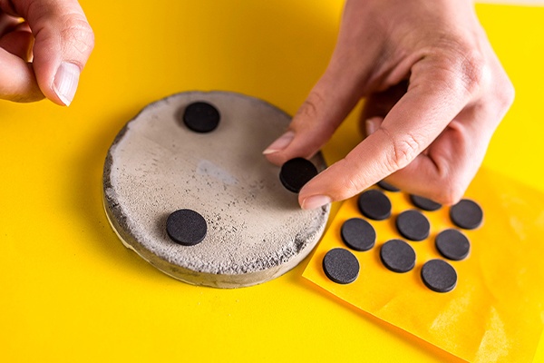 Bunte Glasuntersetzer mit Filz als Schutz bekleben 