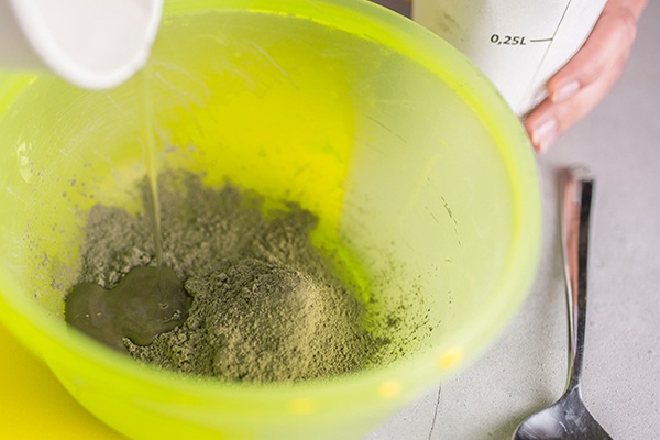 Wasser und Schnellzement für die Getränkeuntersetzer vermischen 