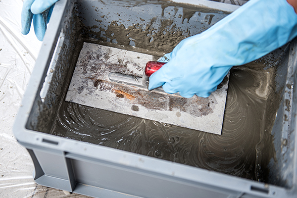 Eurobehälter mit Zement gefüllt