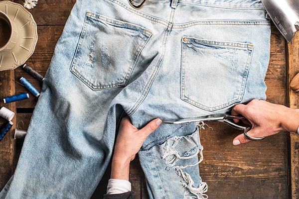 Eine alte Jenas abschneiden für die DIY-Gartenschürze