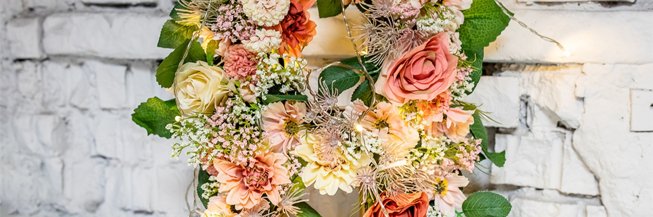 DIY Dekobuchstabe aus Blumen für einen Papierschriftzug