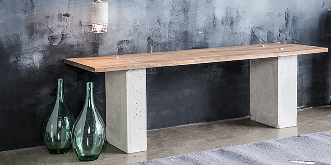 Selbstgemachte Designergartenbank aus Beton mit Sitzfläche aus Holz