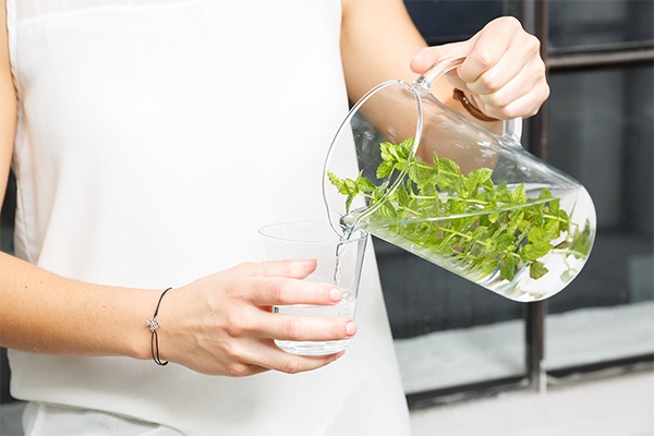 Minze-Tee aufgießen und als Tipp bei Hitze und an heißen Sommertagen genießen