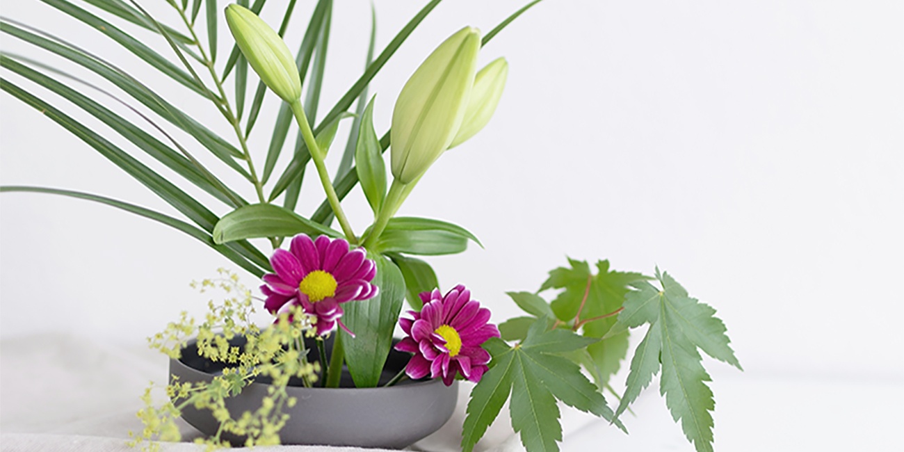 Blumenarrangement im Ikebana-Stil