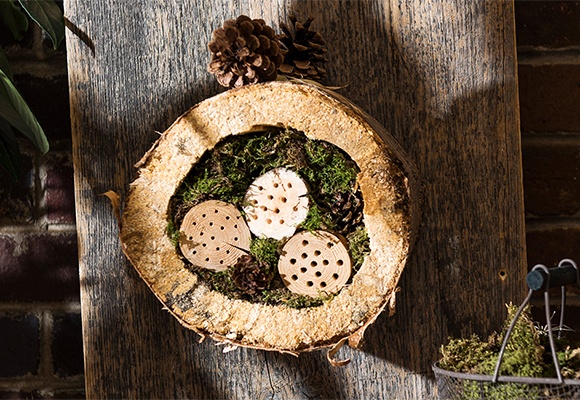 Selbstgebautes Insektenhotel aus Holz und Moss für den Garten