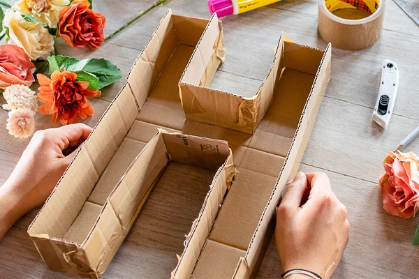 ODIY-Papierschriftzug aus sommerlichen Blumen und Buchstaben aus Karton