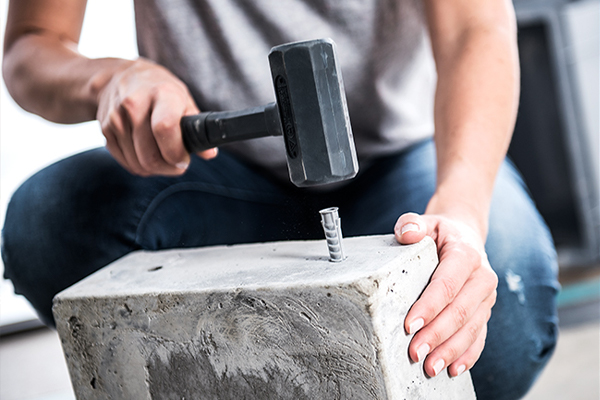 Zement Dübel reinhammern