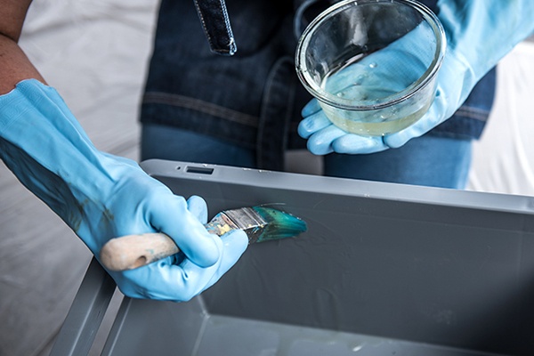 Eurobehälter mit Öl einfetten