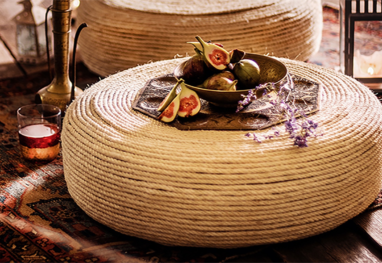 Recycling-Möbelstück - dekoratives Pouf aus Autoreifen auf der Terrasse 