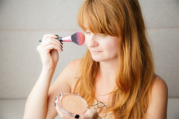 Bronzer für langanhaltenden Bräunungseffekt auftragen