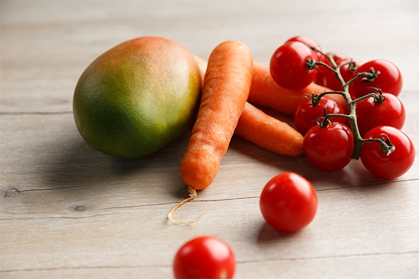 Nährstoffe wie Karotten, Mangos, Tomaten für eine natürliche Bräune 