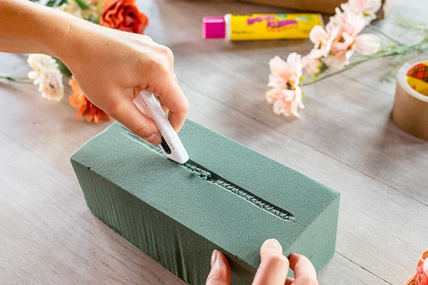 Steckschwämme für die Blumen zurechtschneiden 