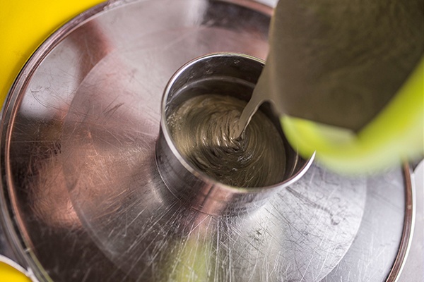 Den Schnellzement in eine Form gießen