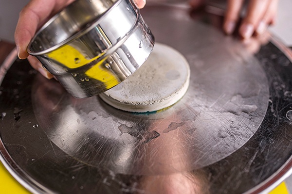 Den getrockneten Schnellzement aus der Form lösen 