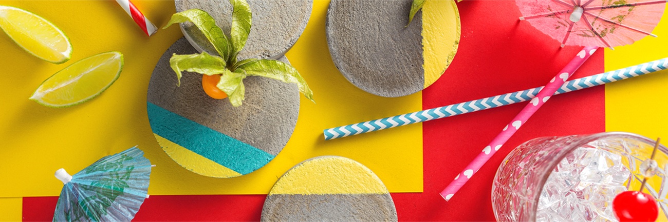 DIY Bunte Glasuntersetzer für den Sommer neben dekorativen Party-Accessoires 