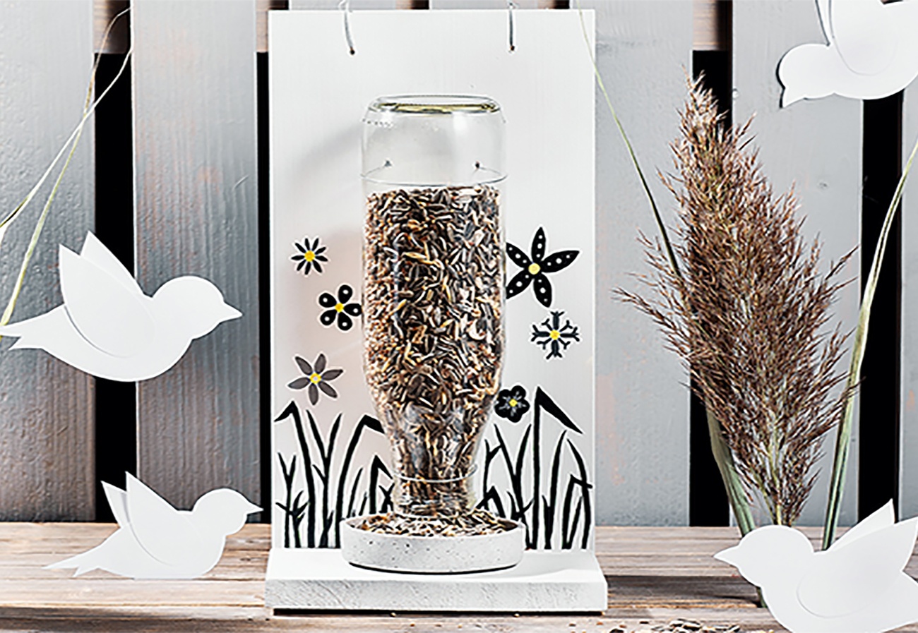 Individuell gestaltetes Vogelhaus mit passender Dekoration