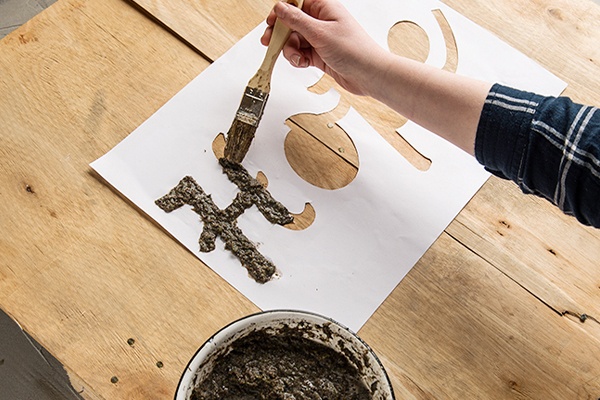 Die Mischung mit einer Schablone auf Holz auftragen