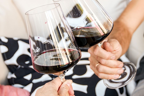 Mit einem Rotwein auf den Sommer im eigenen Zuhause anstoßen