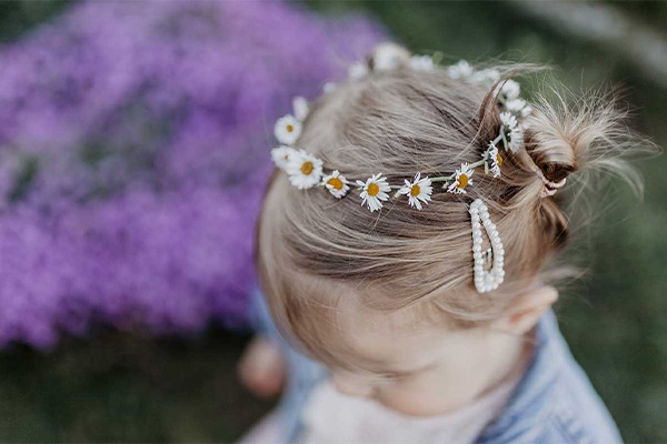 Blumenkrone für Kinder mit Blüten aus dem eigenem Garten