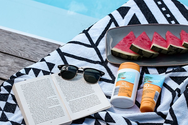 Urlaub zuhause mit einem guten Buch und Sonnenschutz auf der Terrasse 