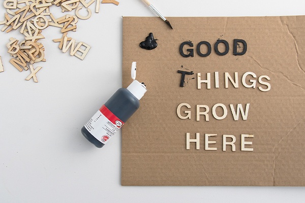 Als weiteres Deko-Element die Holzfronten mit kurzen Zitaten aufpeppen