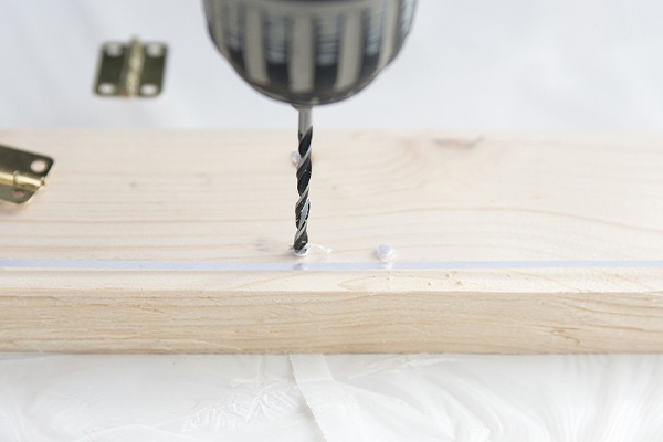 Löcher für das Acrylglas in das Gerüst schrauben