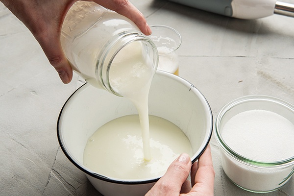 Buttermilch in einen Topf geben