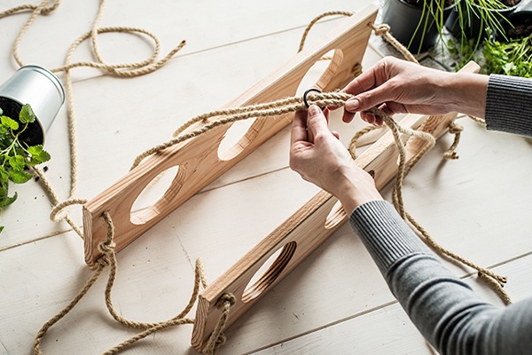 Kräutergarten als Regal aus Holz und Kräutertöpfen für drinnen und draußen
