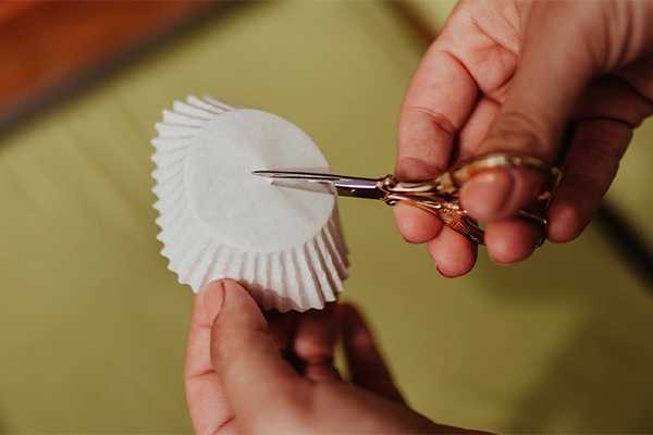 Muffinform als Schutz vor Flecken einschneiden