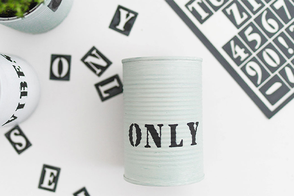 Besprühte Dose mit "Only" Aufschrift