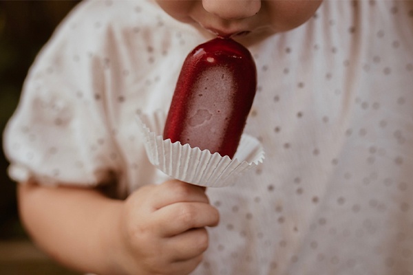 Mit der Muffinform unter dem Eis können Kinder nicht mehr kleckern