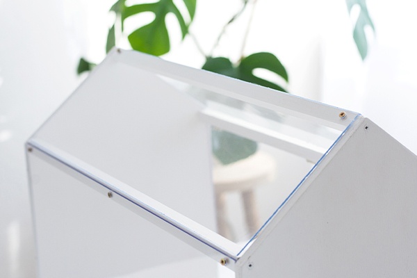 Acrylglas auf das Mini Gewächshaus setzen