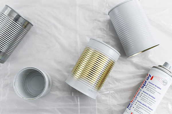 Weiß besprühte Dosen