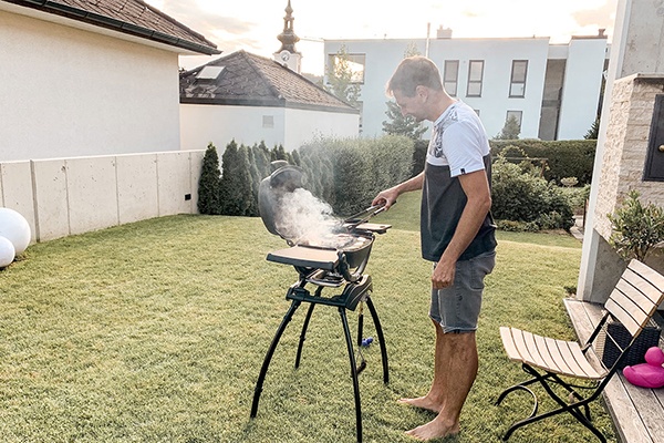 Urlaub auf Balkonien genießen - Mit dem Grill für richtige Sommerlaune