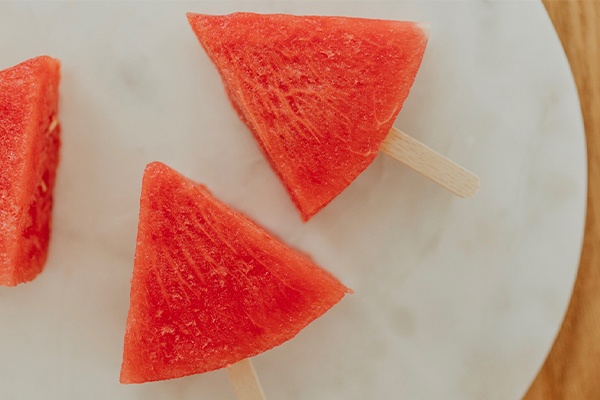 Melone am Stiel für den Sommer mit Kindern